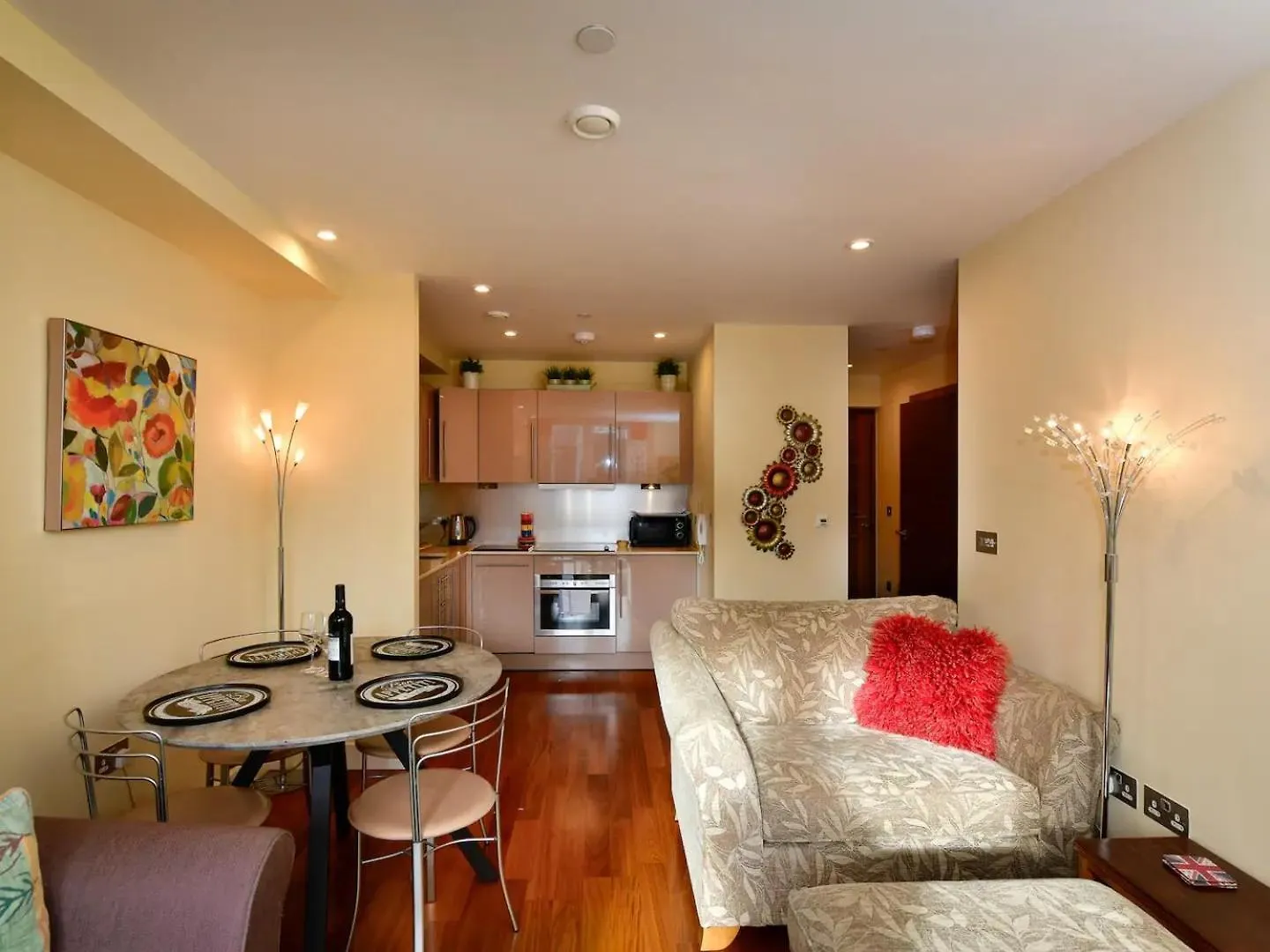 Pass The Keys Perfectly Located Apartment Cardiff 0*,