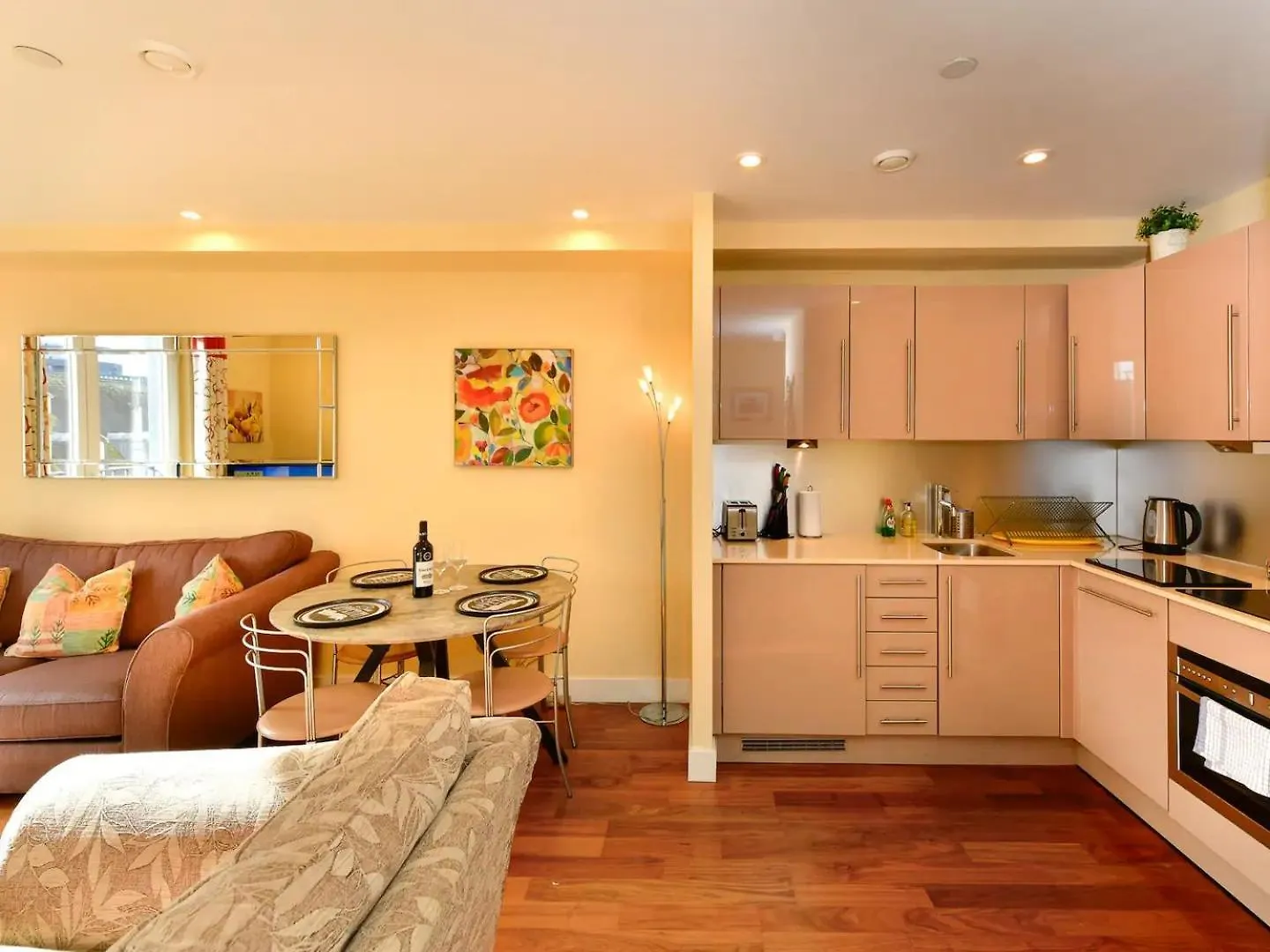 Pass The Keys Perfectly Located Apartment Cardiff