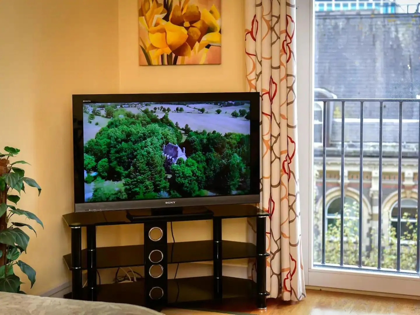 Pass The Keys Perfectly Located Apartment Cardiff